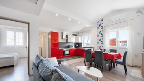 Un apartamento moderno con sala de estar, comedor y cocina.