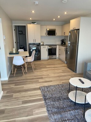 Interior - Lakefront Nest Beach House Suite (Penticton)