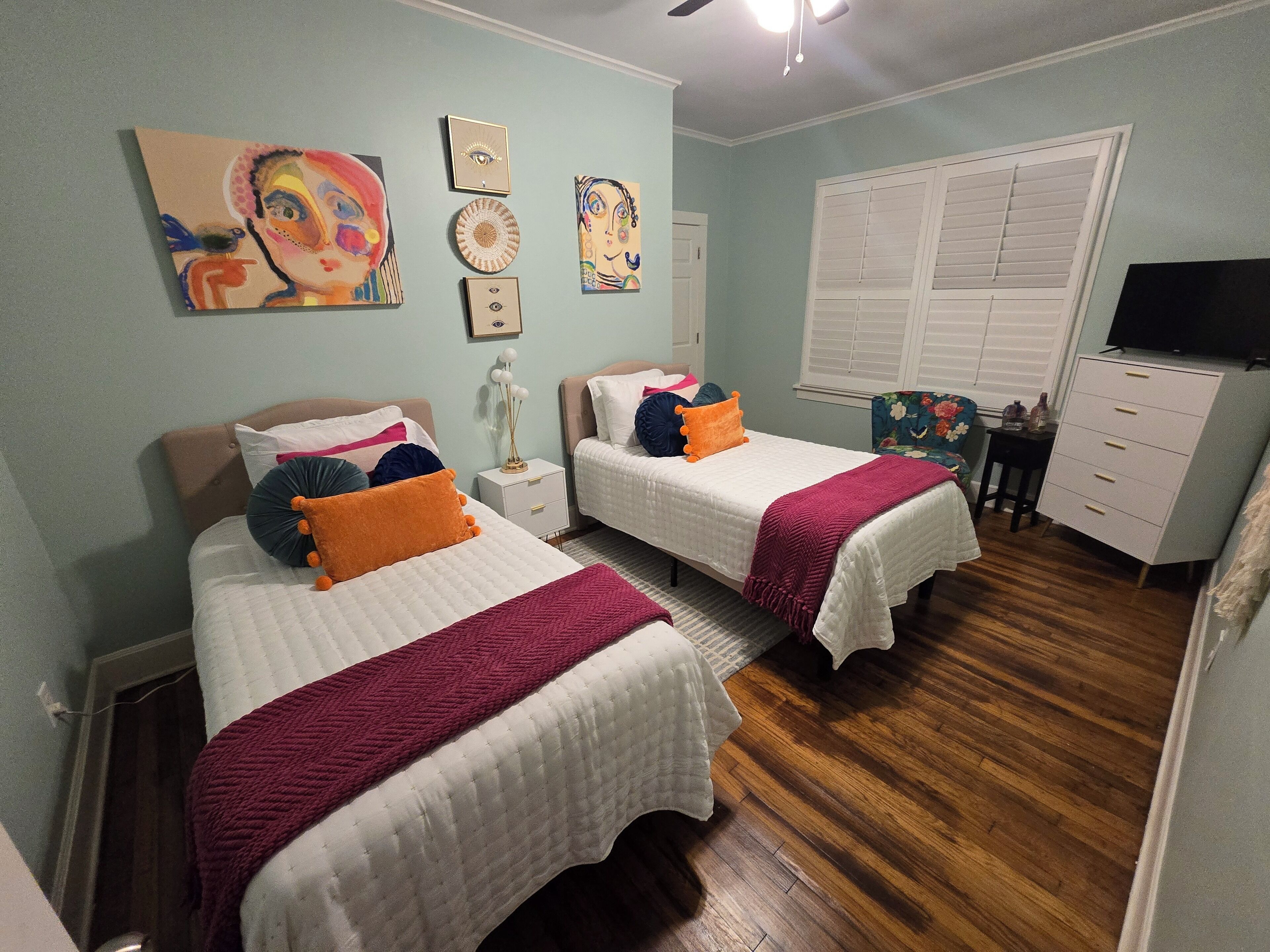 3 عدّة غرف نوم ومكواة/لوح كي وواي فاي وملاءات أسرّة