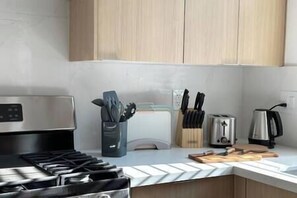 Private kitchen - Charming home with Private Patio & Garage (Pasadena)