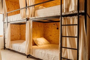Tabla de planchar con plancha, wifi gratis y ropa de cama 