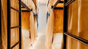 Tabla de planchar con plancha, wifi gratis y ropa de cama