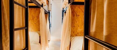 Tabla de planchar con plancha, wifi gratis y ropa de cama