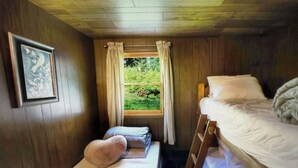 Room - Charming 2-bedroom cottage lake property with kayaks firepit and Great fishing! (Elcho)