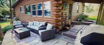 Charming 2-bedroom cottage lake property with kayaks firepit and Great fishing!