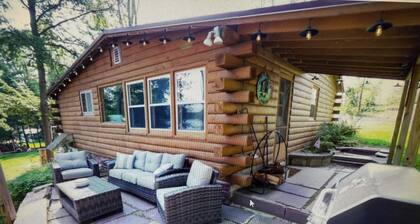 Charming 2-bedroom cottage lake property with kayaks firepit and Great fishing!