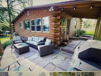 Charming 2-bedroom cottage lake property with kayaks firepit and Great fishing!