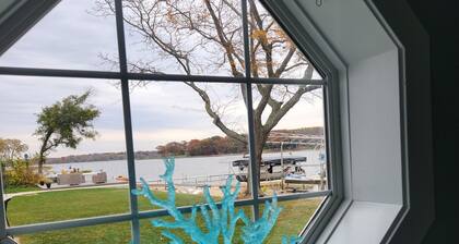 Charming 2-bedroom waterfront cottage with AC & WiFi located in Norton Shores.