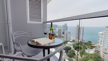 Basic Apartment | Outdoor dining