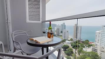 Apartemen Basic | Tempat makan outdoor
