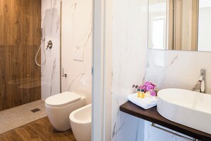 Standard Studio, Patio, Garden View | Bathroom | Shower, hair dryer, bathrobes, towels - Cascina Sant'Antonio (Roddi)