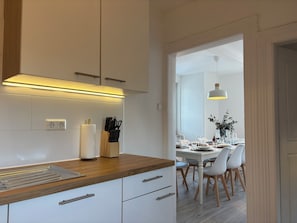 Een koelkast, een oven, een kookplaat, een vaatwasser