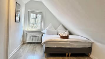 4 bedrooms, travel crib, free WiFi, bed sheets