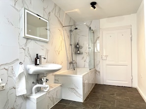 Hair dryer, towels, soap, shampoo - HyggeLiving | 130m² | 10 pers. | 55`TV | NEW* (Goslar)