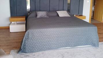 5 habitaciones, acceso a internet y ropa de cama