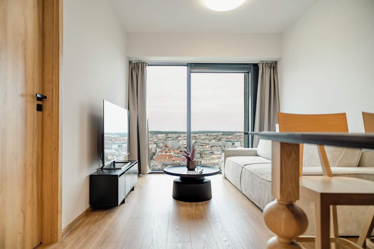 Deluxe Apartment, 19th floor, City View | Bàn ủi/dụng cụ ủi quần áo, truy cập Internet không dây miễn phí