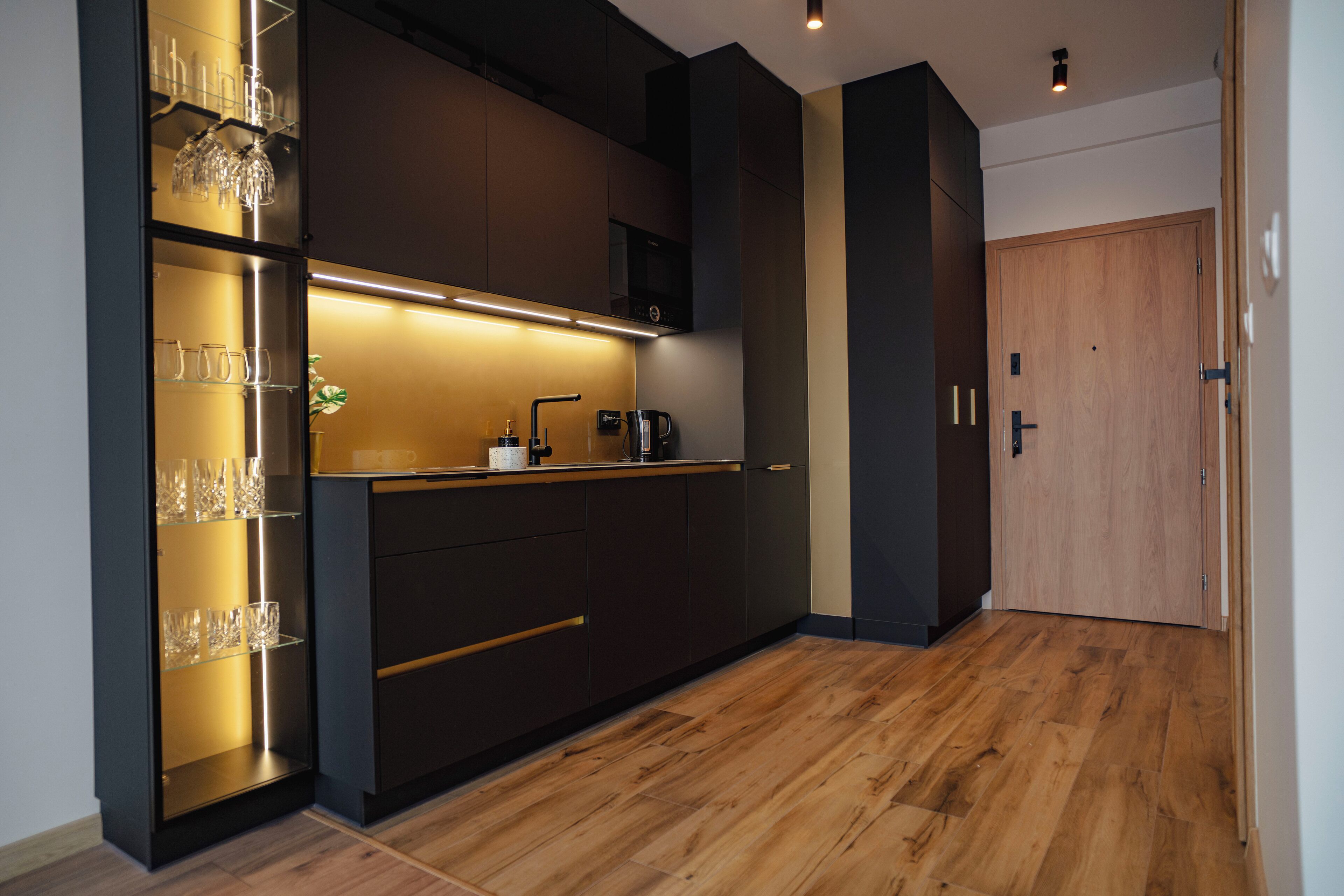 Apartament Comfort | Cuina privada | Frigorífic gran, microones, placa de cuina i rentaplats 