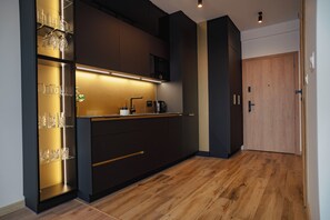 Comfort Studio, City view, Balcony, 16th floor | Cocina privada | Frigorífico grande, microondas, placa de cocina y lavavajillas