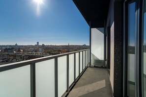 Comfort Apartment, Balcony, City View, 13th floor | Terraza o patio