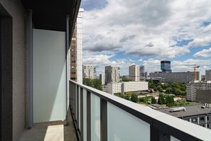Deluxe Studio, City View, Balcony, 11th floor | Balcón