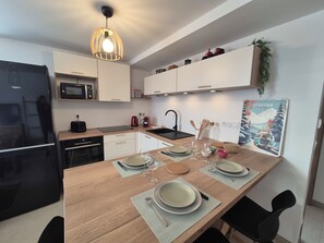 Kjøleskap, mikrobølgeovn, ovn og oppvaskmaskin