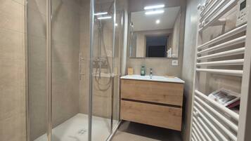 Douche, articles de toilette gratuits, sèche-cheveux