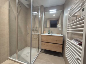 Shower, free toiletries, hair dryer, towels - Magnifique  appartement vue mont blanc (Les Deserts)