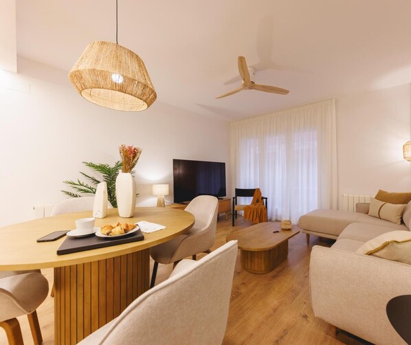 Living area - Pou Rodó - Holiday Apartment Rental Girona | Bravissimo (Girona)