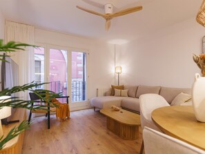 Living area - Pou Rodó - Holiday Apartment Rental Girona | Bravissimo (Girona)