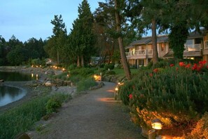 Property grounds - Oceanside Gardens at Pacific Shores, Nanoose Bay - 1 Bedroom - Full Kitchen (Nanoose Bay)