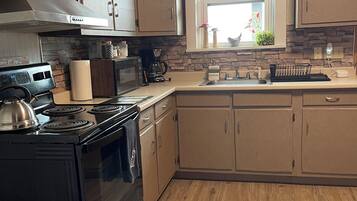 Geladeira, micro-ondas, fogão, cooktop