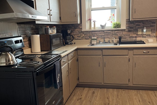 Een koelkast, een microgolfoven, een oven, een kookplaat