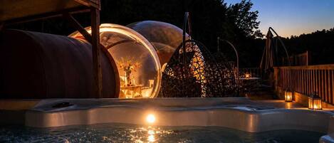 Outdoor spa tub