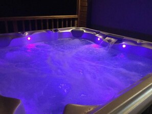 Outdoor spa tub - La Bulle Des Anges (Dormir à la belle étoile) (Illoud)