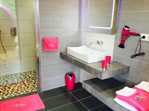 Douche, sèche-cheveux, serviettes fournies, savon