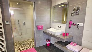 A modern bathroom with a shower, sink, and vanity. - La Bulle Des Anges (Dormir à la belle étoile) (Illoud)
