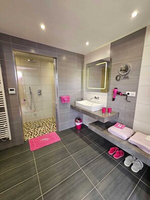 Shower, hair dryer, towels, soap - La Bulle Des Anges (Dormir à la belle étoile) (Illoud)
