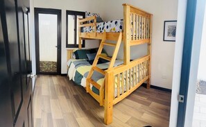 4 عدّة غرف نوم وواي فاي وملاءات أسرّة