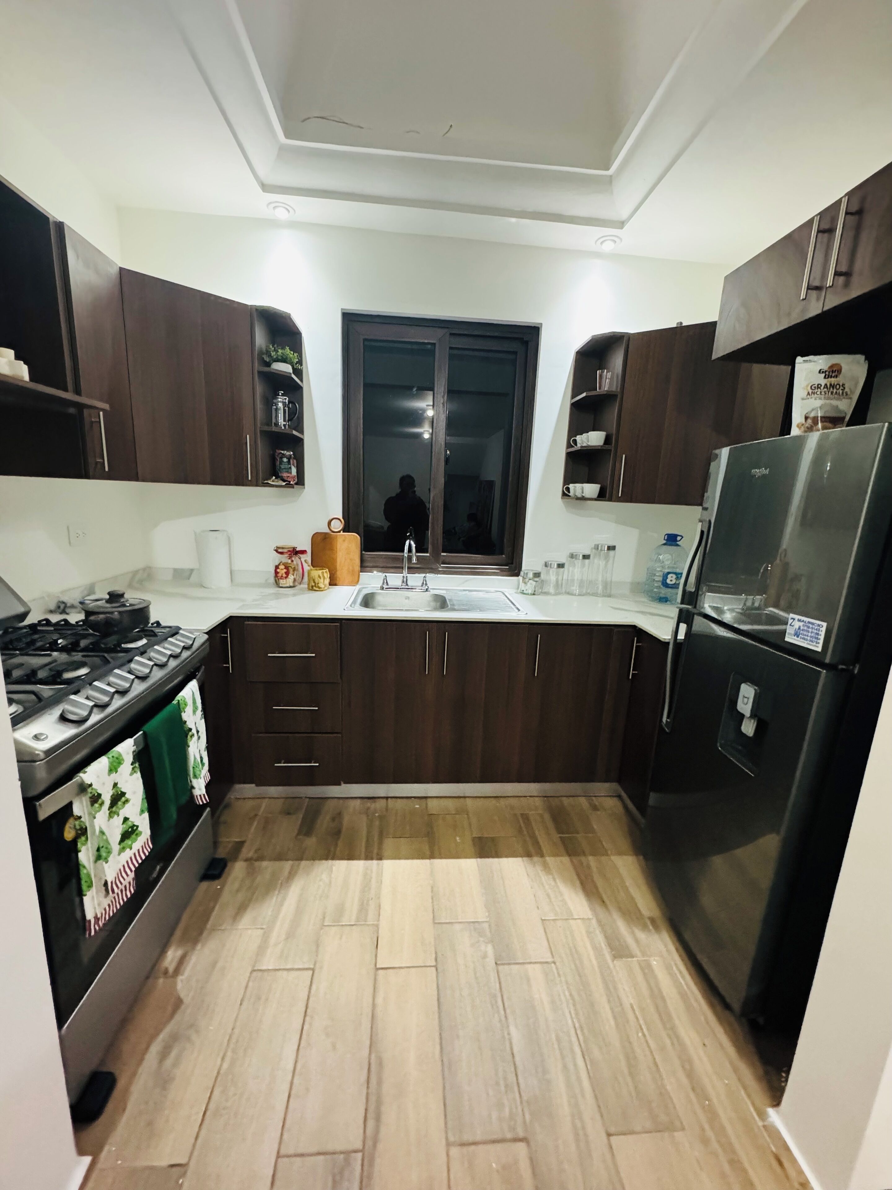 Refrigerador, horno, parrilla de estufa y utensilios de cocina 