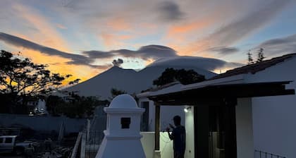 Charming Townhouse in Barrio Entre Flores: Your Gateway to Antigua Guatemala