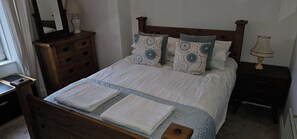 1 slaapkamer, een strijkplank/strijkijzer, beddengoed