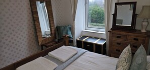1 quarto, ferros/tábuas de passar roupa, roupa de cama