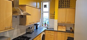 Fridge, microwave, oven, stovetop - Snug - Macushla Apartment (Helensburgh)