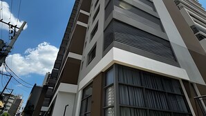 A modern high-rise building with multiple balconies and large windows. - Prime Smart Santa Cruz (São Paulo)