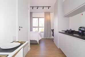 Appartement | Cuisine privée | Réfrigérateur grande capacité avec congélateur, four à micro-ondes