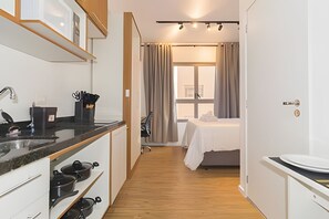 Apartment | Private kitchen | Full-size fridge, microwave, stovetop, espresso maker - Prime Smart Santa Cruz (São Paulo)