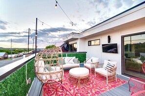 Terrace/patio - Modern Bachelorette Retreat — Rooftop, Karaoke, Near Downtown Broadway. (Nashville)