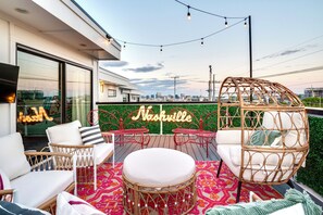 Terrace/patio - Modern Bachelorette Retreat — Rooftop, Karaoke, Near Downtown Broadway. (Nashville)
