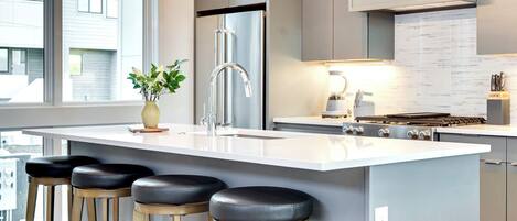 Kühlschrank, Mikrowelle, Ofen, Herdplatte