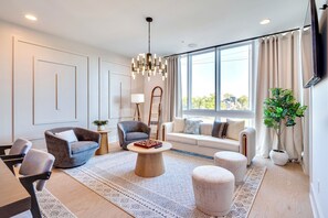 Smart TV - Modern Bachelorette Retreat — Rooftop, Karaoke, Near Downtown Broadway. (Nashville)